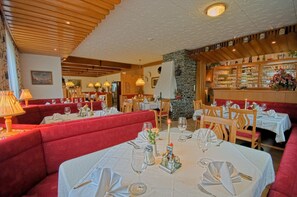 2 restaurants, spécialités Cuisine internationale