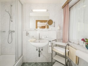 Appartement, 2 slaapkamers, balkon, uitzicht op bergen | Badkamer | Een diep bad, een hydromassagedouche, gratis toiletartikelen