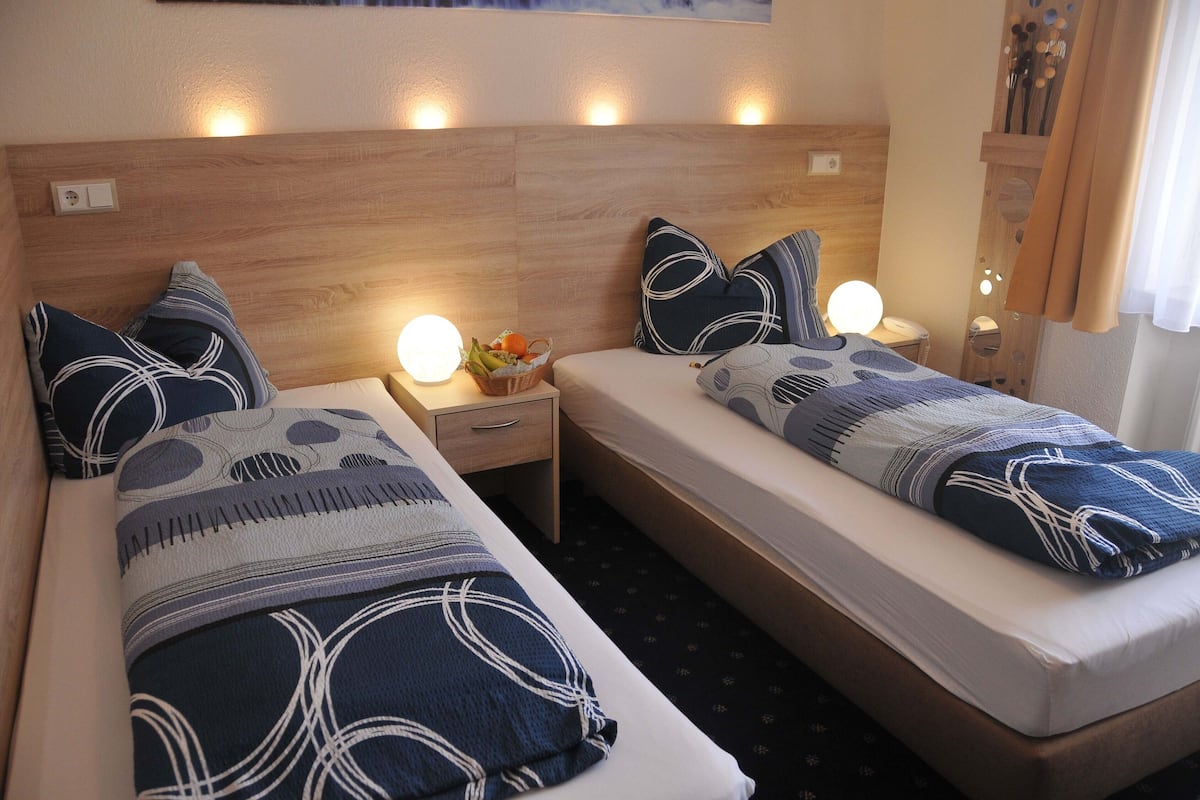 twin room | desk, soundproofing, rollaway beds, free wifi