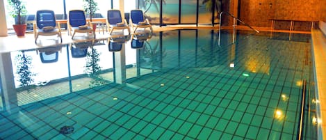 Inomhuspool med öppettider 09.00 till 21.00, och solstolar