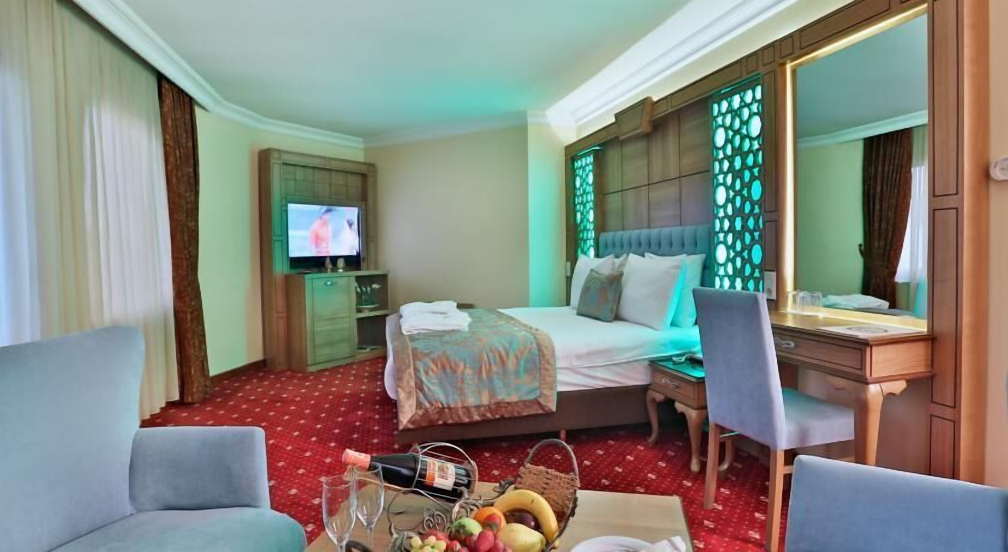 In-room safe, desk, soundproofing, free WiFi