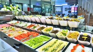 بوفيه فطور مجانًا يوميًا