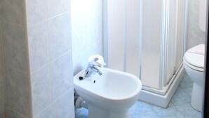 Dutxa, articles de tocador gratuïts, assecador de cabells i bidet 