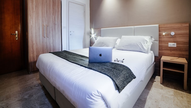 Habitació doble Deluxe, 1 llit de matrimoni | Escriptori, bressols i wifi gratuïta 