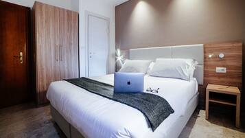 Deluxe Double Room, 1 Queen Bed | Desk, cots/infant beds, free WiFi