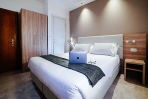 Deluxe-Doppelzimmer, 1 Queen-Bett | Schreibtisch, Babybetten, kostenloses WLAN