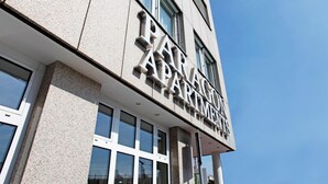Un edificio con un cartello che riporta la scritta "PARAGON APARTMENTS".