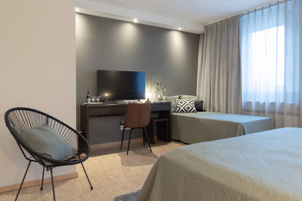 Junior Suite | 1 bilik tidur, peti besi dalam bilik, meja, langsir/tirai gelap terus