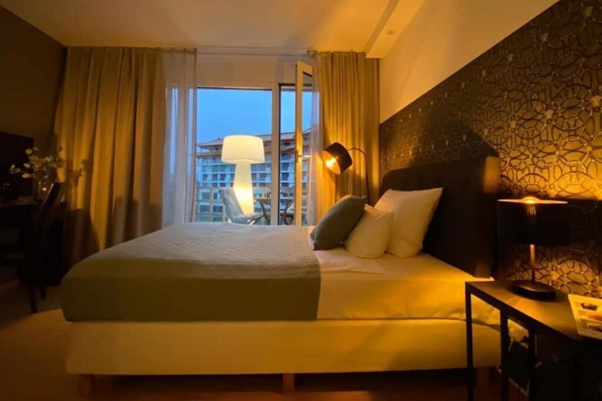1 bilik tidur, peti besi dalam bilik, meja, langsir/tirai gelap terus