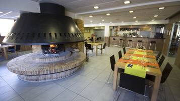 Petit déjeuner, déjeuner et dßner servis sur place