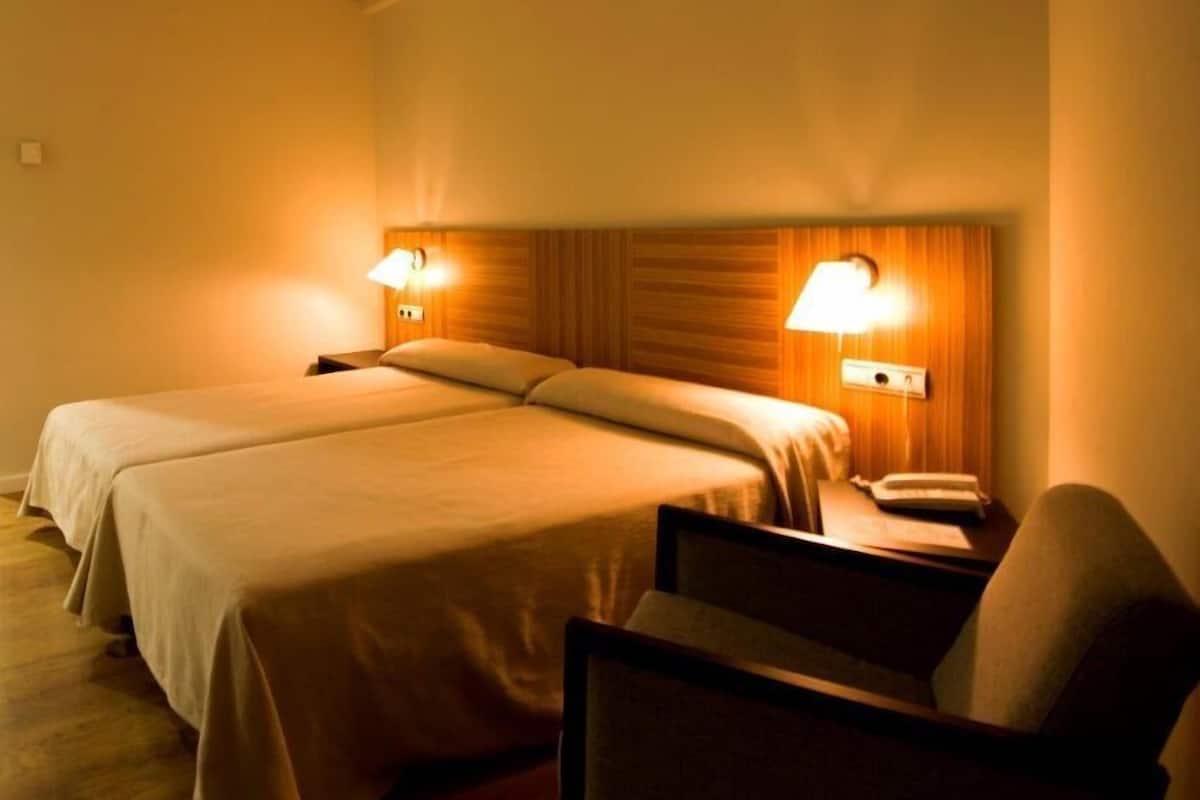 Twin Room | Blackout drapes, cribs (free), WiFi (free)