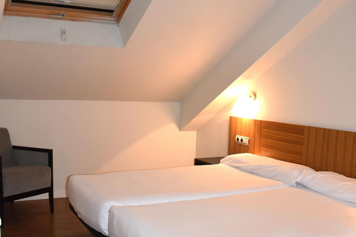 Blackout drapes, cribs (free), WiFi (free)