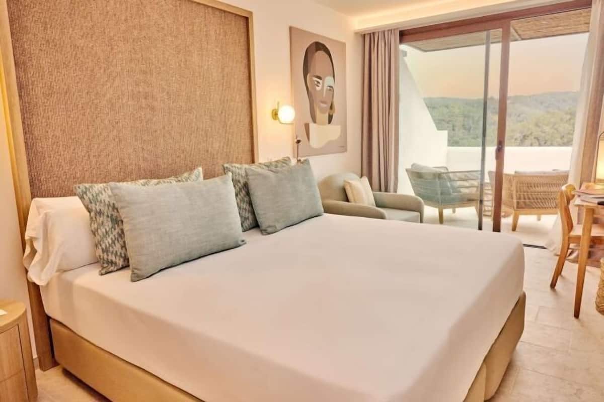 Premium bedding, minibar, in-room safe, laptop workspace