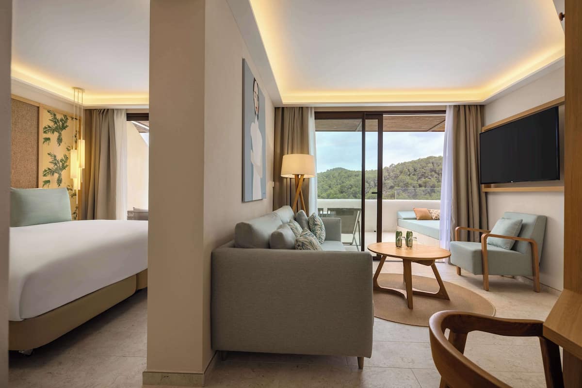 premium bedding, minibar, in-room safe, laptop workspace