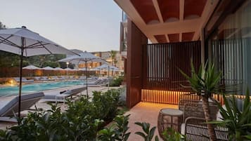 Chambre Club, 1 trÚs grand lit, vue piscine | Literie de qualité supérieure, minibar, coffres-forts dans les chambres