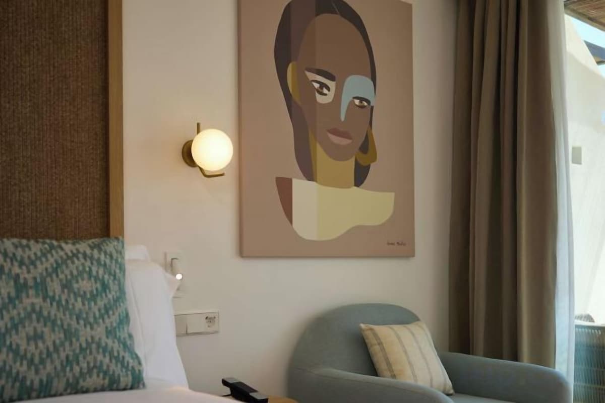 Premium bedding, minibar, in-room safe, laptop workspace