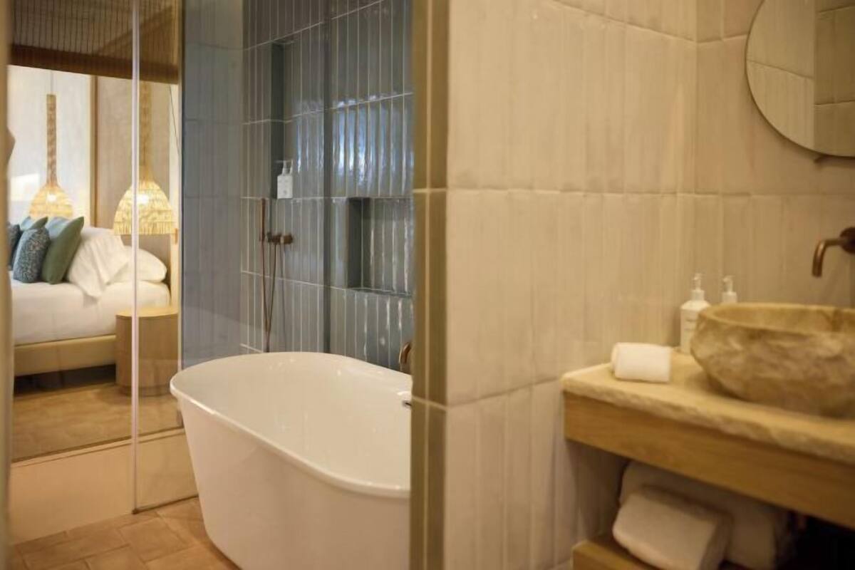Baignoire et douche séparées, articles de toilette (gratuits)