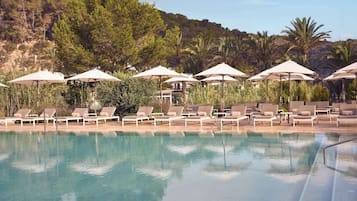 3 outdoor pools, pool umbrellas, sun loungers