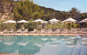2 piscine all'aperto, ombrelloni da piscina, lettini