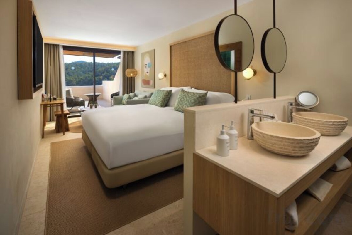 Premium bedding, minibar, in-room safe, laptop workspace