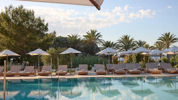3 outdoor pools, pool umbrellas, pool loungers