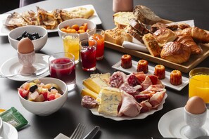 Daily buffet breakfast (EUR 25 per person) - Grand Hotel & Spa Uriage (Saint-Martin-d'Uriage)