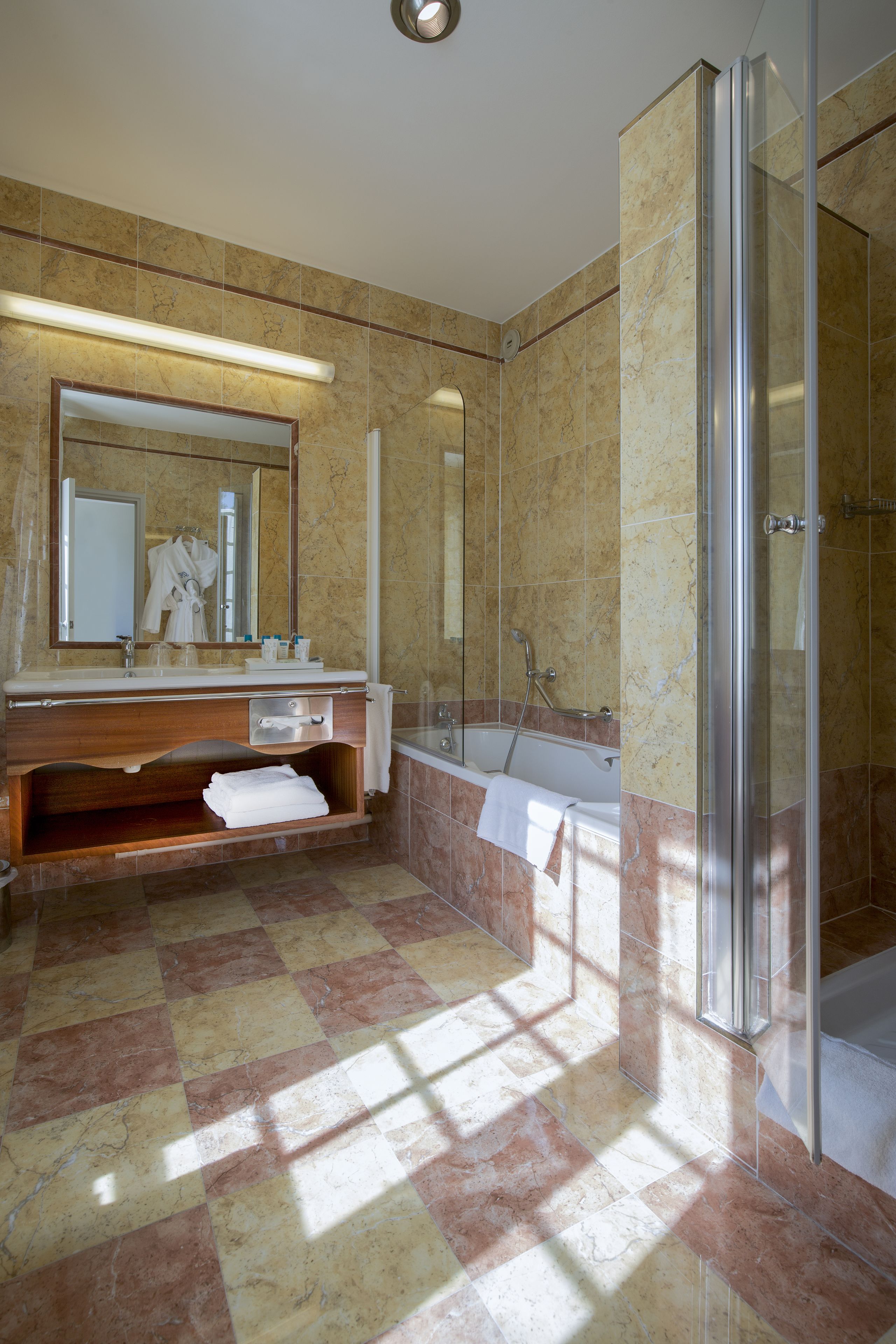 classic double room | bathroom | free toiletries, hair dryer, bathrobes, slippers