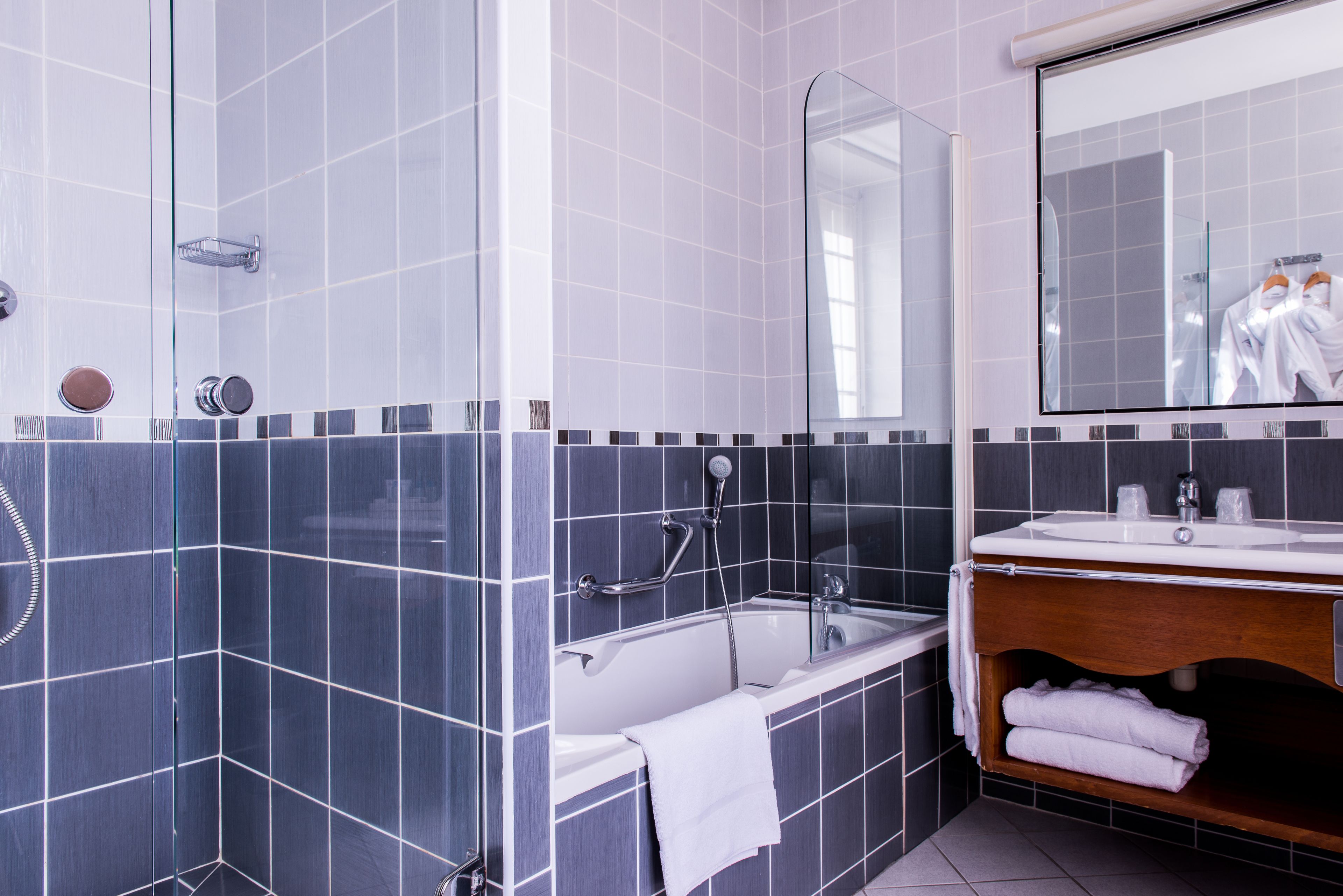 deluxe double room | bathroom | free toiletries, hair dryer, bathrobes, slippers