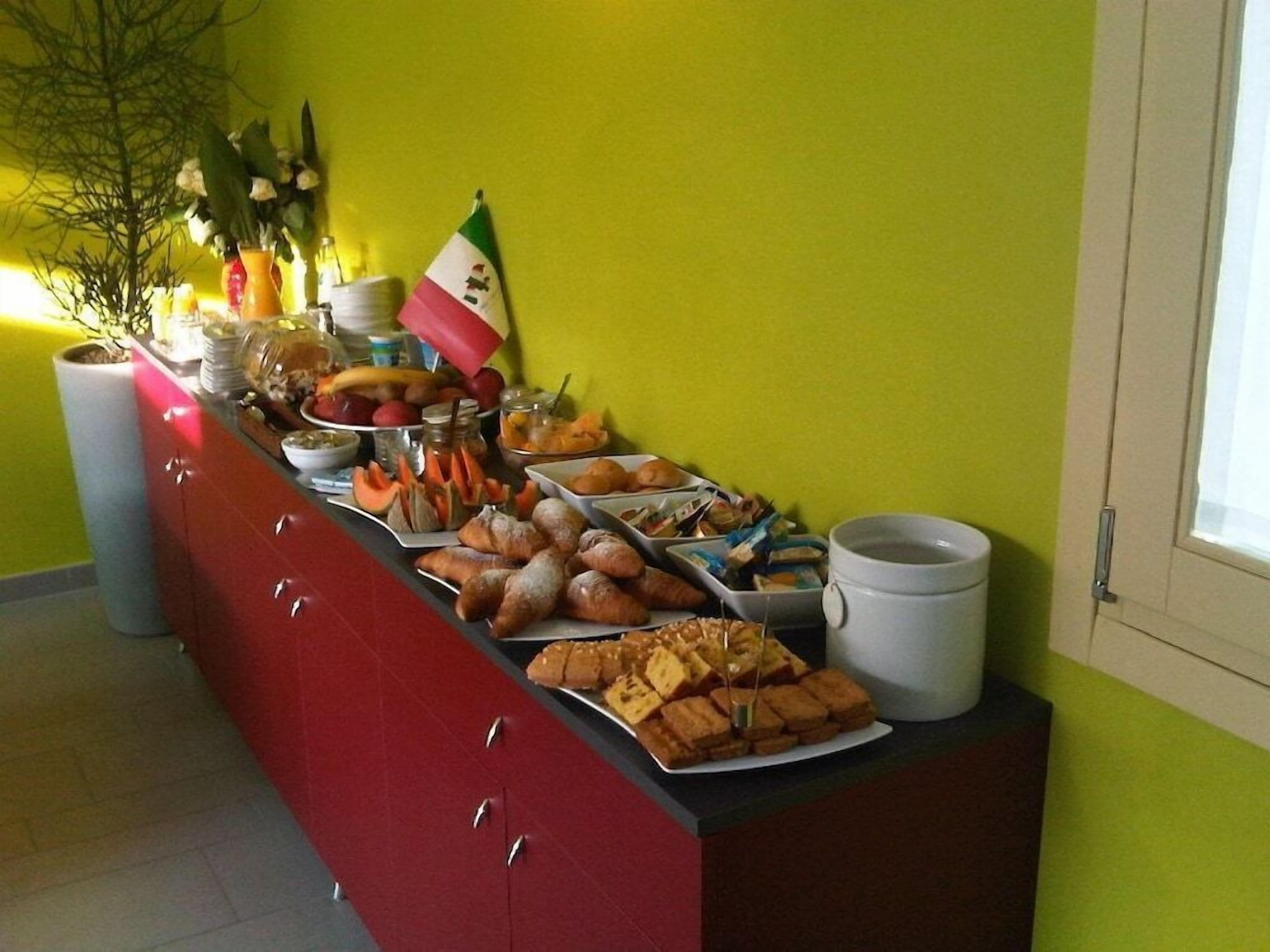 Ein Buffet mit verschiedenen Speisen und einer Flagge auf einer Theke.