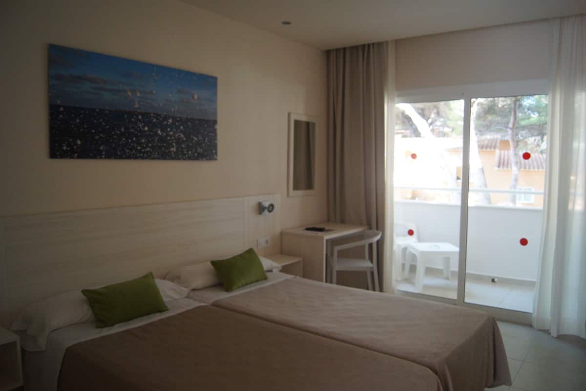 Kamer, 1 twee- of 2 eenpersoonsbedden | Een kluis op de kamer, een bureau, gratis babybedden, gratis wifi