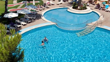Outdoor pool, pool umbrellas, sun loungers