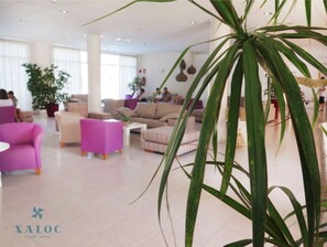 Lobby sitting area - Hotel Xaloc Playa (Sant Lluis)