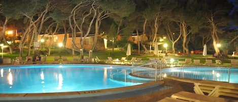 Outdoor pool, pool umbrellas, sun loungers