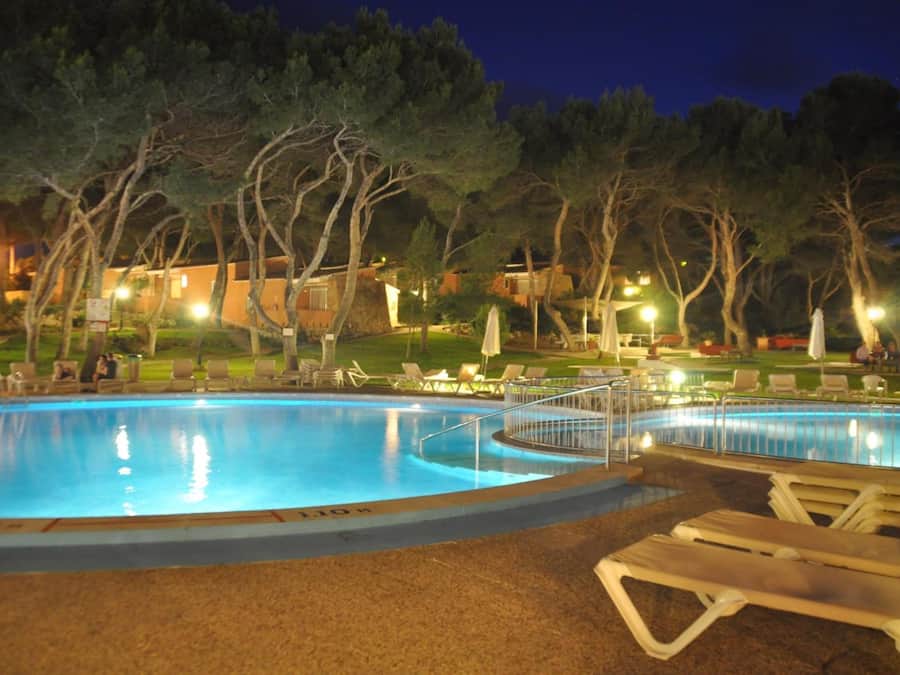 Udendørs pool, parasoller, liggestole