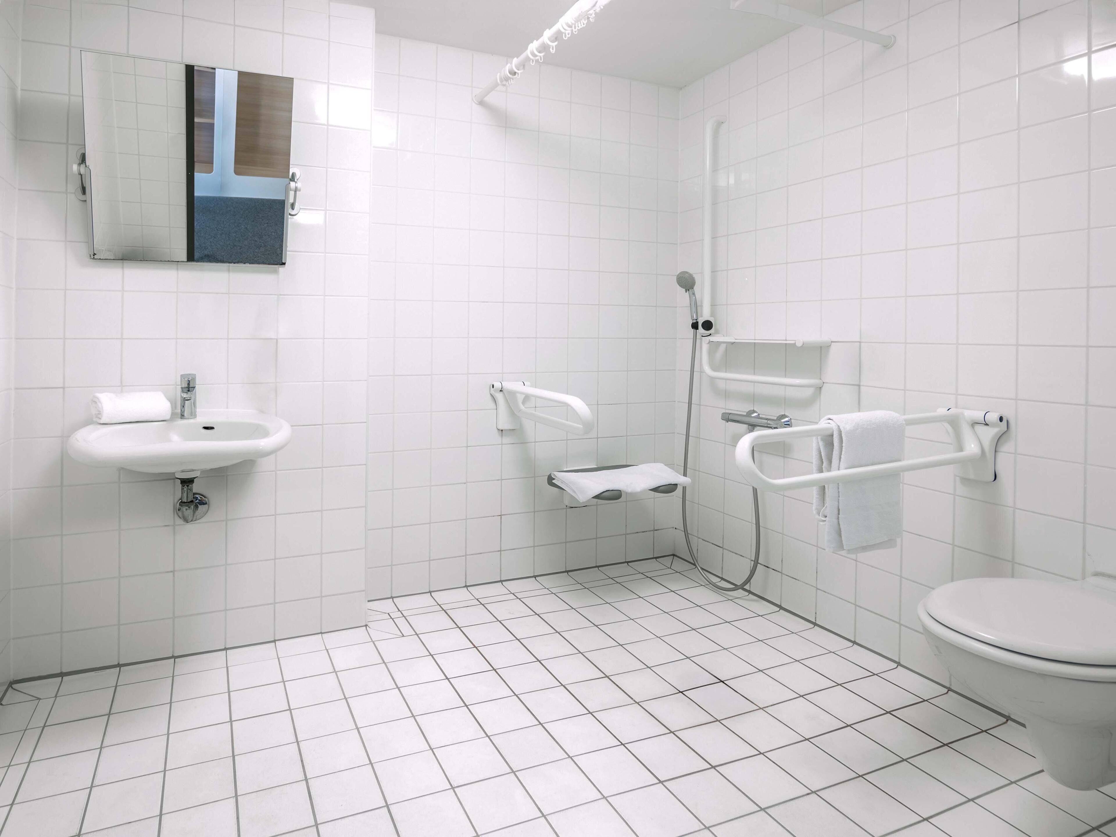 Chuveiro, secador de cabelo, toalhas de banho 