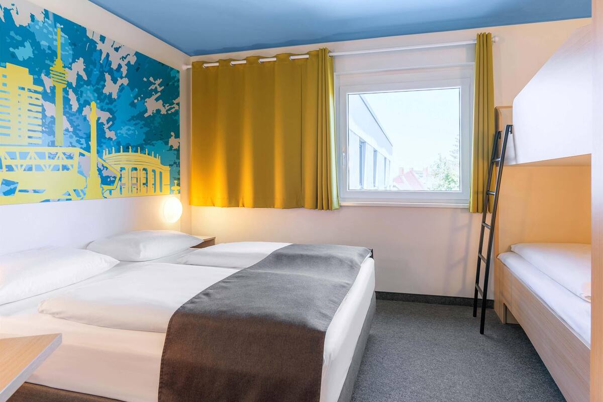 quadruple room | desk, laptop workspace, soundproofing, free wifi