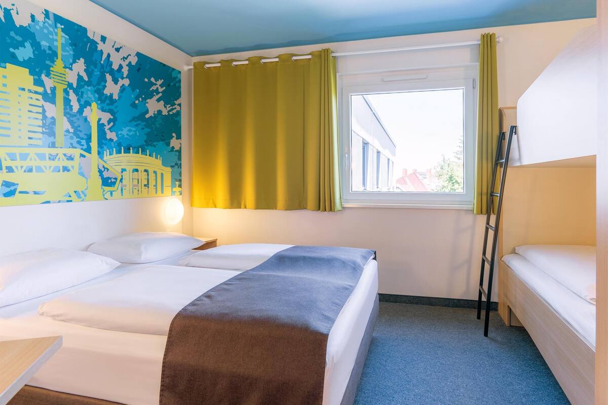 Fyrbäddsrum | 1 sovrum, skrivbord, arbetsyta för laptop och ljudisolering