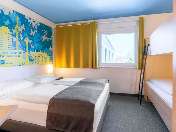 Habitación de hotel con dos camas, una ventana con cortinas, un cuadro en la pared y una escalera apoyada contra la pared.