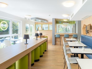 Buffet déjeuner (13.9 EUR par personne)