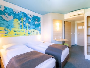 Chambre avec lits jumeaux | 1 chambre, bureau, espace de travail pour ordinateurs portables