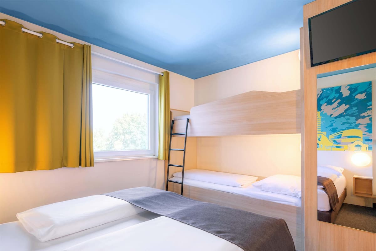 Vierbettzimmer | Schreibtisch, laptopgeeigneter Arbeitsplatz, schallisolierte Zimmer