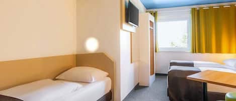 Habitación triple | Escritorio, espacio para trabajar con laptop y insonorización