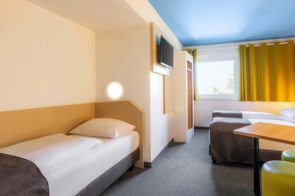 Triple Room | Desk, laptop workspace, soundproofing, WiFi (free)