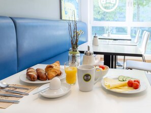 Shower, hair dryer, towels - B&B Hotel Stuttgart-City (Stuttgart)