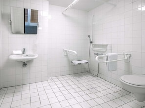Shower, hair dryer, towels - B&B Hotel Stuttgart-City (Stuttgart)