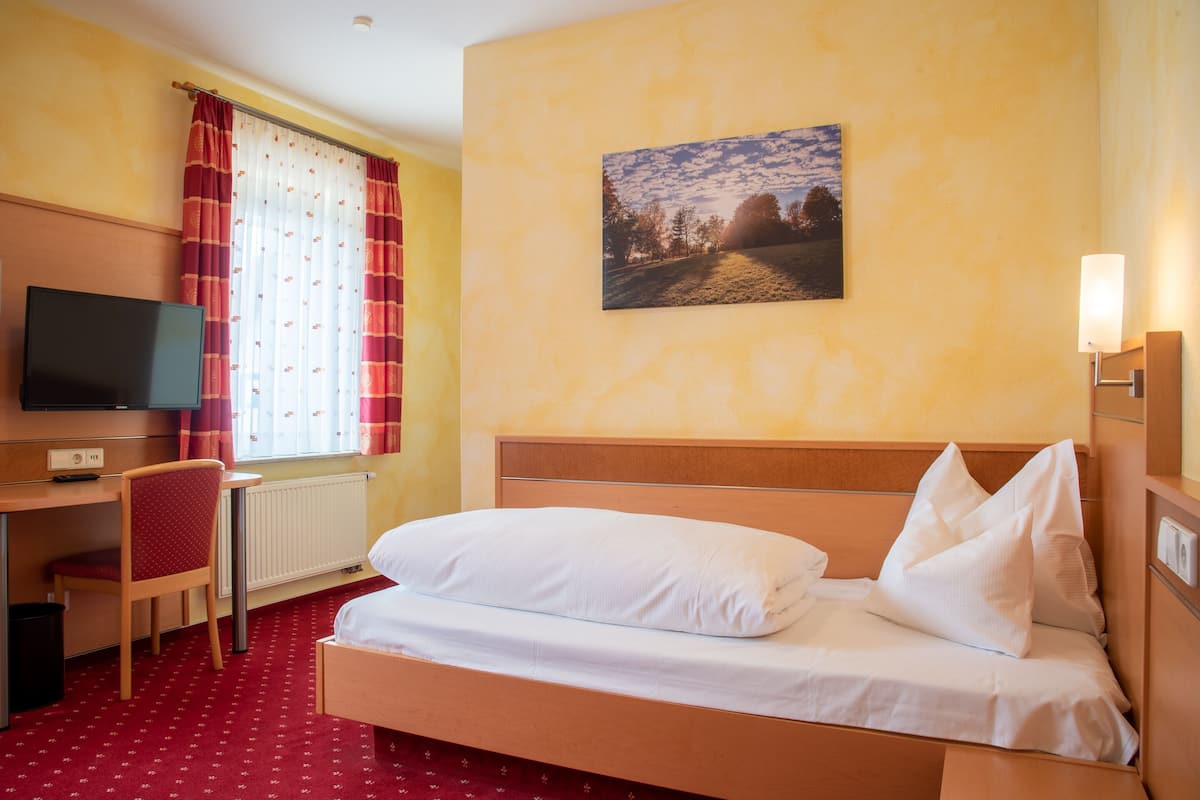 Classic Single Room (Gästehaus) | Hypo-allergenic bedding, desk, blackout curtains, soundproofing
