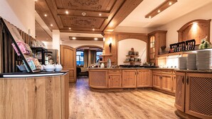 Une cuisine en bois dotée d’un îlot central, de meubles de rangement en bois et offrant une vue sur l’extérieur.