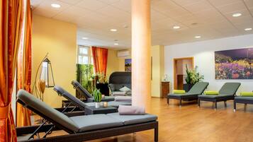 Sauna, hot tub, steam room