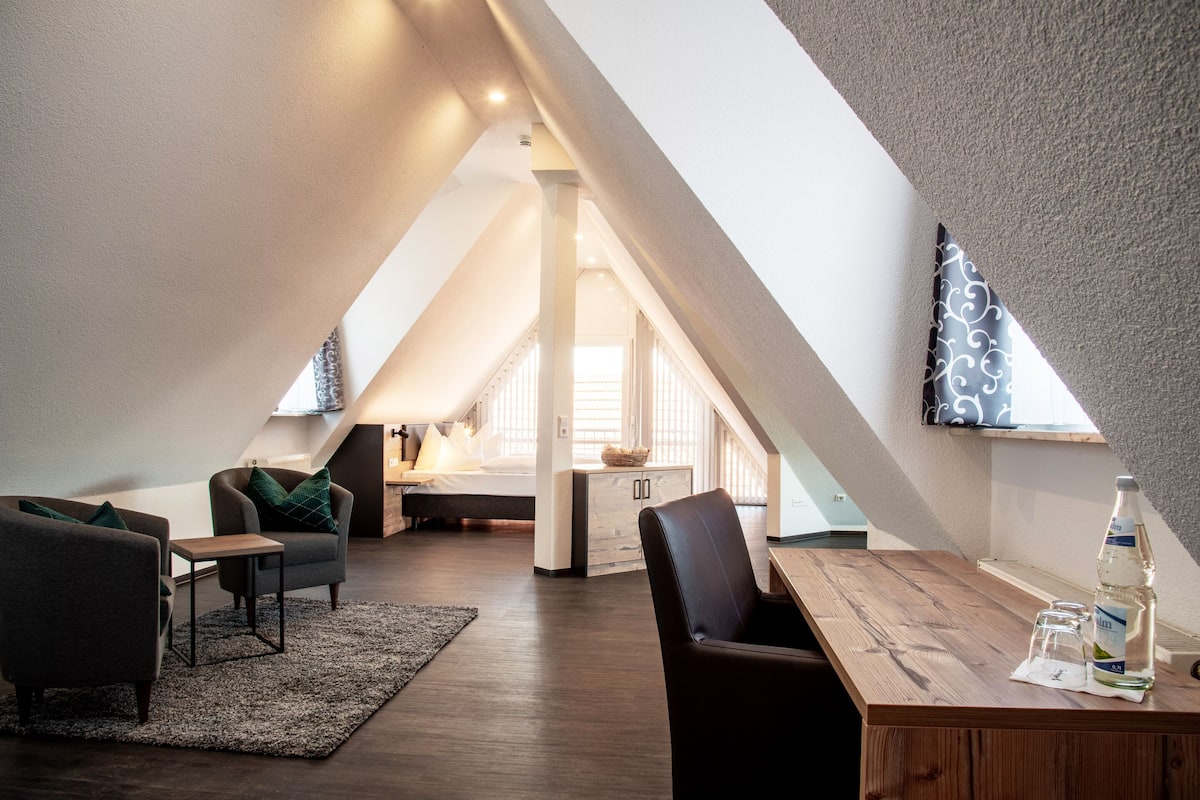 Junior Suite Deluxe | Living area | Flat-screen TV