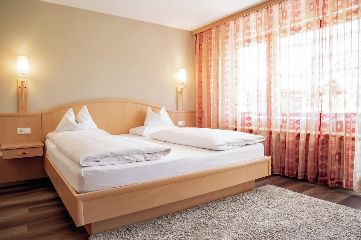 Economy Double Room (Gästehaus) | Hypo-allergenic bedding, desk, blackout curtains, soundproofing